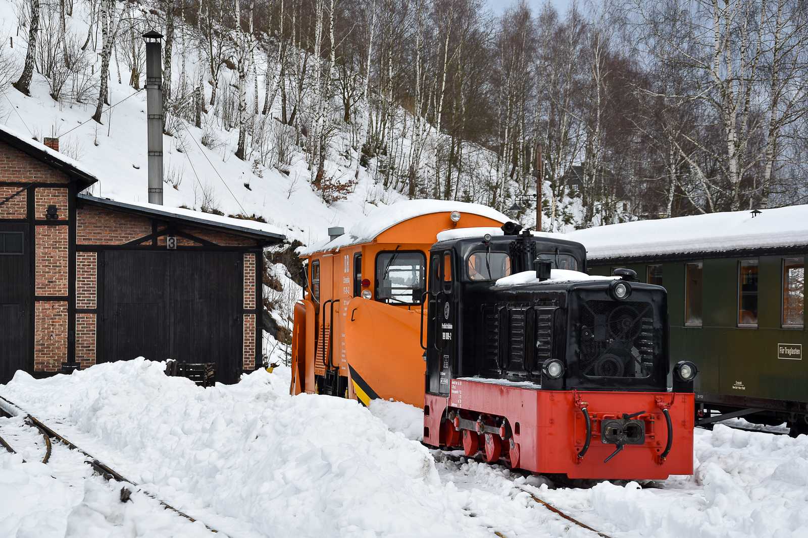 Unfallflucht am Mühltroffer Bahnhof: Fahrzeug mit Schneeschieber