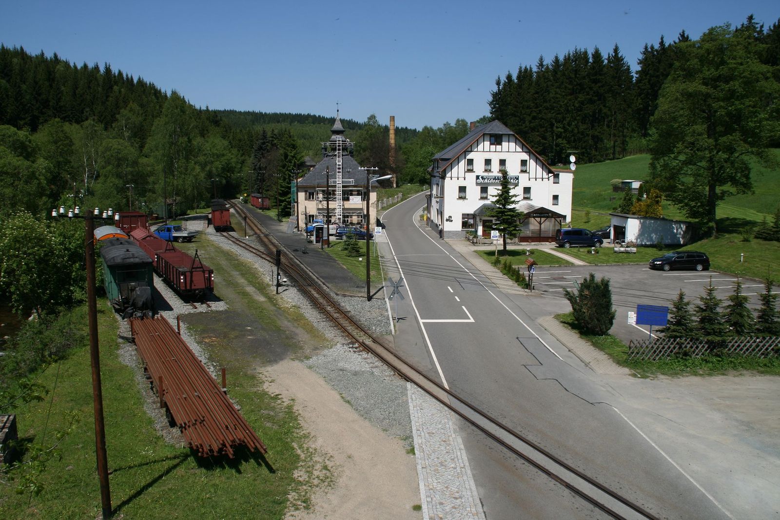 Blick auf die Gleise des Bahnhofes Schlössel vom Lichtmast am Bahnübergang aus.