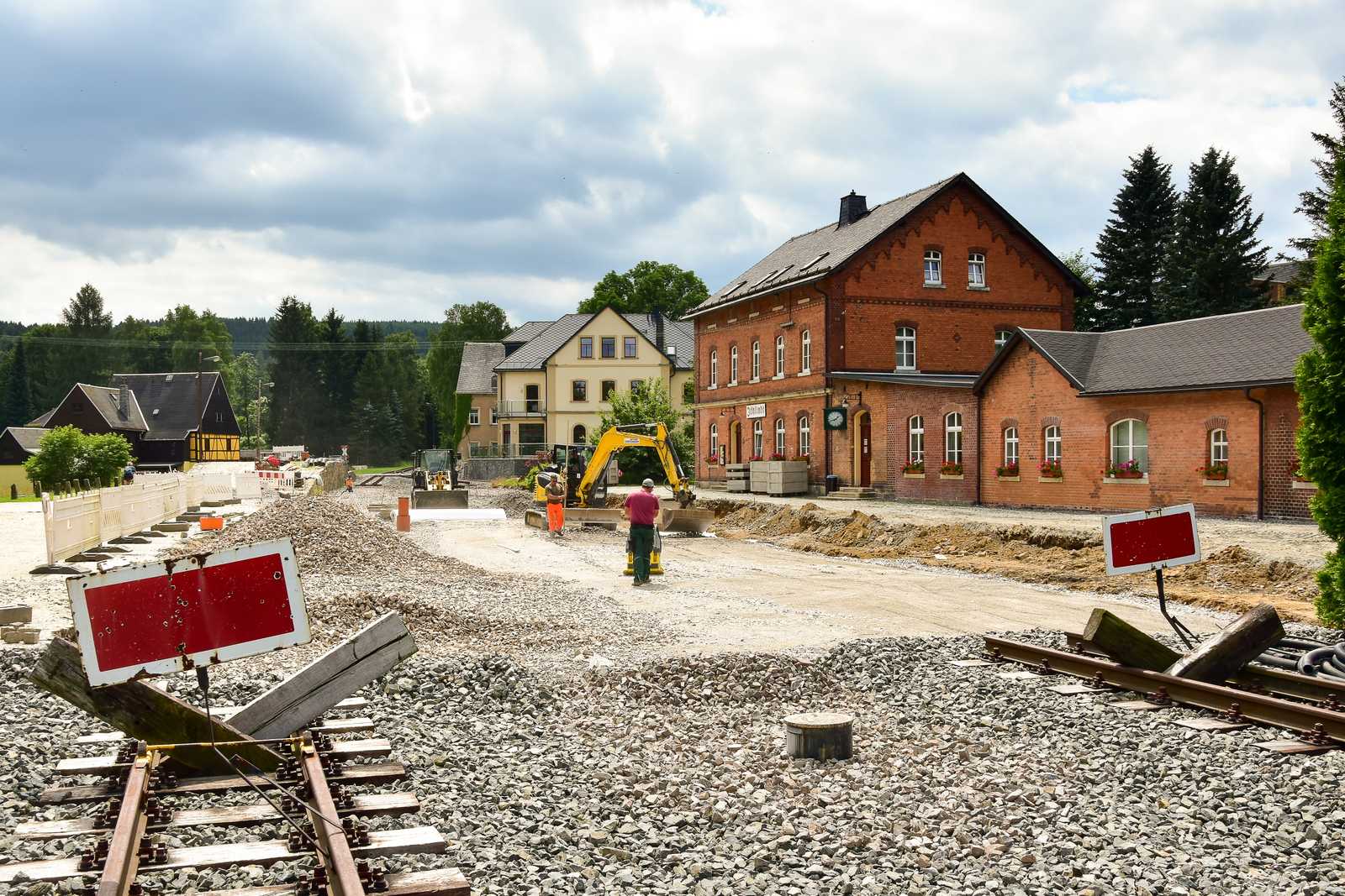 Am 22. Juli 2021 liefen vor dem Empfangsgebäude in Jöhstadt die Vorbereitungen für das Auftragen der unteren Schotterschicht. Hier liegen ab September dann wieder Gleise!