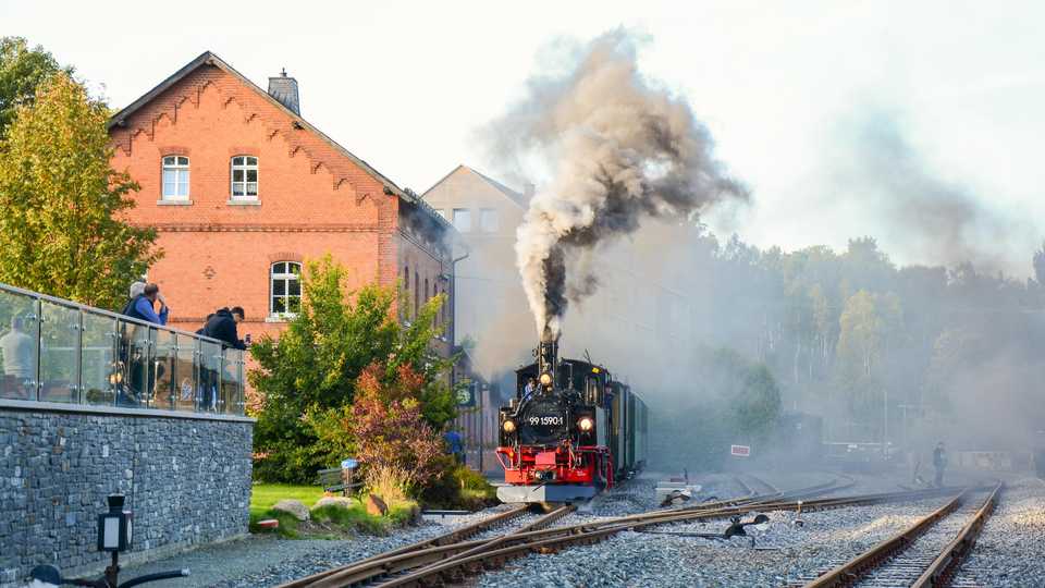 Der 1. Oktober 2021 wird in der Vereinsgeschichte einen festen Platz einnehmen. An diesem Tag fuhr erstmals wieder ein (leerer) Dampfzug vor das Empfangsgebäude in Jöhstadt.