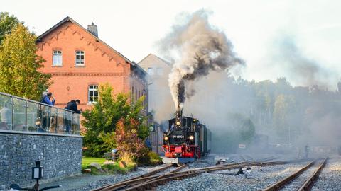 Der 1. Oktober 2021 wird in der Vereinsgeschichte einen festen Platz einnehmen. An diesem Tag fuhr erstmals wieder ein (leerer) Dampfzug vor das Empfangsgebäude in Jöhstadt.