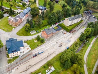 Während des Gleisbaus in Jöhstadt setzte Tom Scheuermann am 19. September 2021 seine Drohne mit Kamera ein, um derartige Luftaufnahmen vom Bahnhofsgelände anzufertigen.