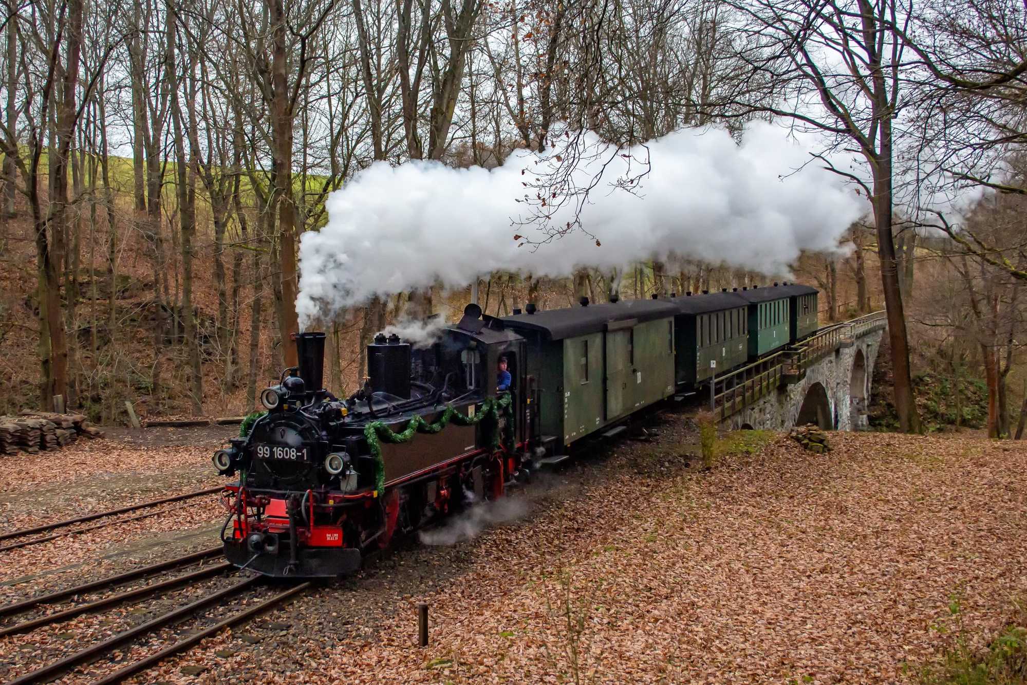 Die vor 100 Jahren gebaute 99 1608-1 – und damit jüngste IV K – zog am 21. November 2021 ihre Jubiläumsgäste in diesem Zug durchs Weißeritztal – hier vor der Einfahrt Seifersdorf.