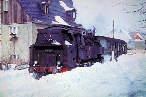 In seinem Geburtsort Crottendorf erlebte der seit vielen Jahren in Chemnitz lebende Siegfried Bergelt zahlreiche „richtige Winter“. Die Eisenbahn bahnte sich dennoch fast immer ihren Weg, so auch im März 1970 die Tenderlok 86 549 mit einem MCi-Wagen.