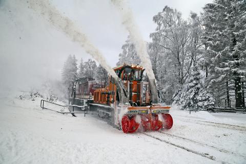 Einen „richtigen Winter“ gibt es in diesem Jahr auch wieder im Harz, wo Jürgen Steimecke am 7. Januar 2021 die von der Diesellok 199 874-9 geschobene Schneefräse der HSB in Schierke im Einsatz ablichtete.