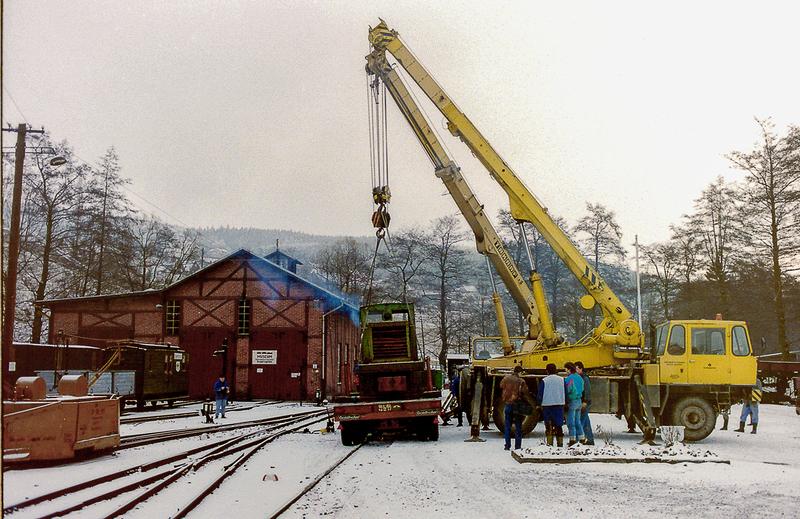 Abladen der beiden HF130C am 30. Januar 1991 in Rittersgrün.
