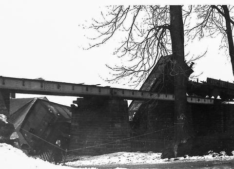 Zum Zeitpunkt des „Brückensturzes“ lag am 23. Januar 1971 in Kleinrückerswalde Schnee. Der G-Wagen ragte noch nach oben.