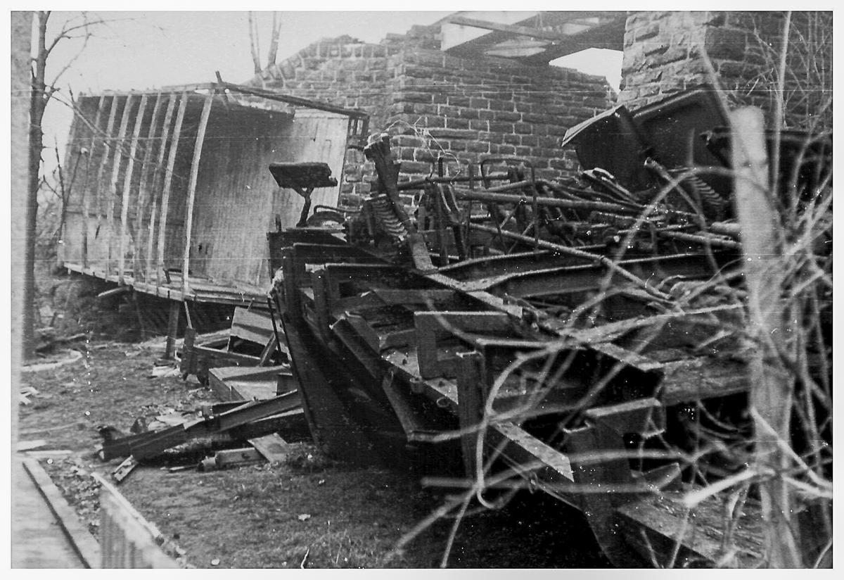 Die Unglücksstelle in Kleinrückerswalde etwa eine Woche später: Die Zerlegung der Unfallwagen war am 30. Januar 1971 in vollem Gange. Der OO war bereits verschrottet, aus dem R-Wagen waren die Radsätze entfernt. Diese wurden von allen Wagen mit anderen Baugruppen als Ersatzteile geborgen.