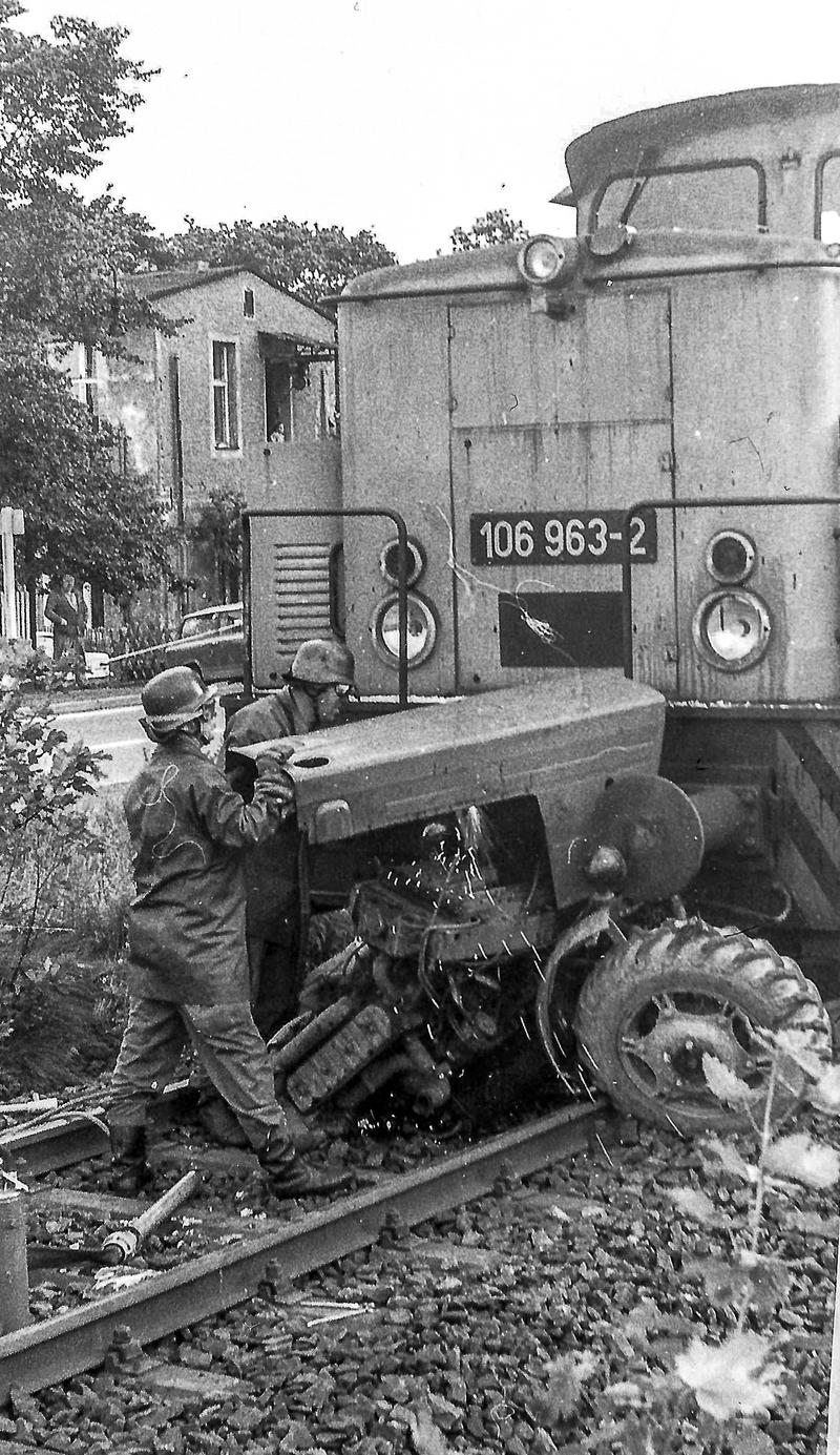 Um 1980/81 prallte die Lok 106 963-2 auf der KA-Linie in Annaberg-Buchholz mit einem Traktor zusammen und entgleiste.