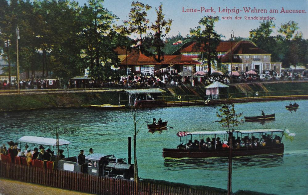 In der Sammlung von Wolfgang Golzsch aus Leipzig befindet sich diese colorierte Ansichtskarte der Vergnügungsbahn im Luna-Park am Auensee. Der Schornsteinaufsatz war auf der Lok tatsächlich vorhanden, wie andere Aufnahmen der Bahn am See beweisen.