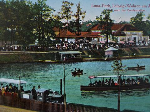 In der Sammlung von Wolfgang Golzsch aus Leipzig befindet sich diese colorierte Ansichtskarte der Vergnügungsbahn im Luna-Park am Auensee. Der Schornsteinaufsatz war auf der Lok tatsächlich vorhanden, wie andere Aufnahmen der Bahn am See beweisen.