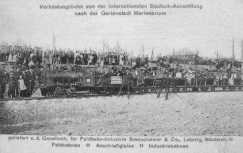 Zur Leipziger Baufach-Ausstellung verkehrte 1913 die anschließend zum Luna-Park gegebene Dampflok noch ohne Schornsteinaufsatz.