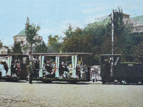 Anlässlich der im Jahr 1914 in Leipzig veranstalteten BUGRA verkehrten auf einem 2,4 km langen Rundkurs mit 600 mm Spurweite solche Vergnügungszüge. Als Zugloks dienten in Nordhausen gefertigte Benzolloks.