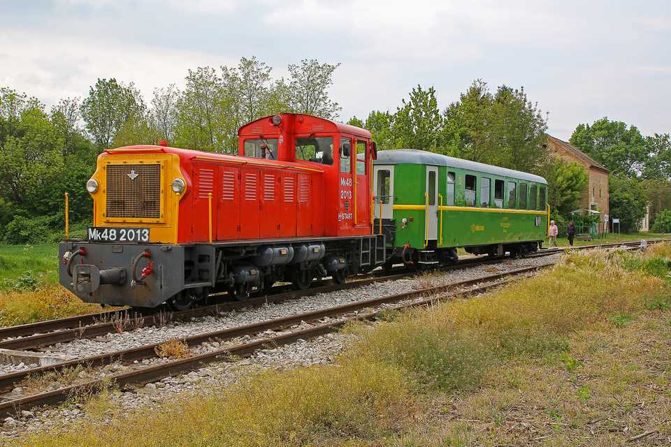 Ralf Kirion fotografierte am 3. Mai 2016 in Somogyszentpál den Zug 30844 aus Balatonfenyves.