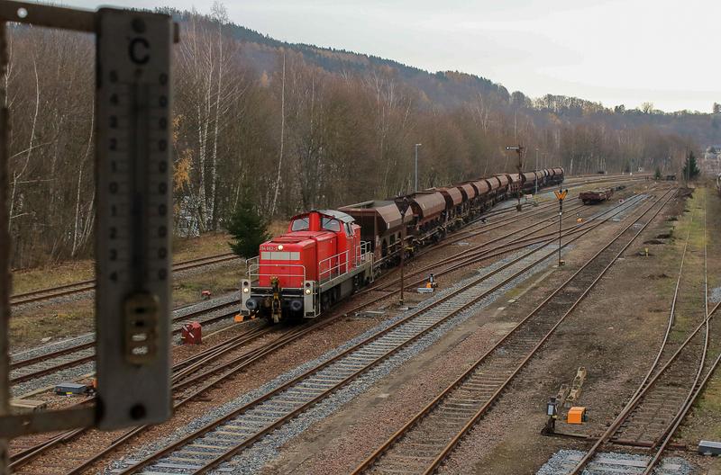 Am 4. Dezember 2020 brachte die Diesellok 294 662 von DB Cargo diese Güterwagen ihres Geschäftsbereiches zur Abstellung ins Eisenbahnmuseum Schwarzenberg. Die Aufnahme entstand aus dem Stellwerk des VSE. Im Vordergrund sieht man das 2020 sanierte Gleis.