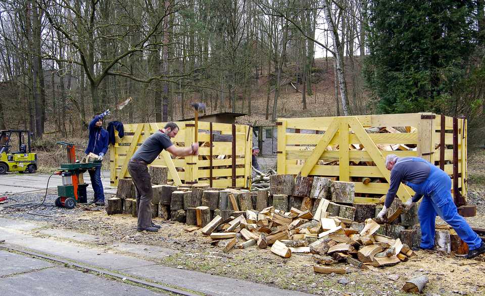Händisch wie maschinell gespaltenes Holz wurde im Feldbahnmuseum Herrenleite Ende 2020 in den im vorigen Jahr neu aufgebauten Torfwagen gestapelt und zu den Lagerplätzen gefahren.