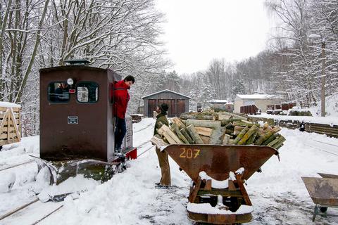 Beim Wintereinsatz mit einem Schneeräumer entstand Mitte Januar 2021 im Feldbahnmuseum Herrenleite diese Aufnahme der Ns2h im unteren Bahnhofsbereich. Brennholz wird dort selbstverständlich in Loren transportiert.