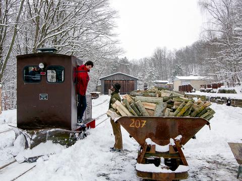 Beim Wintereinsatz mit einem Schneeräumer entstand Mitte Januar 2021 im Feldbahnmuseum Herrenleite diese Aufnahme der Ns2h im unteren Bahnhofsbereich. Brennholz wird dort selbstverständlich in Loren transportiert.