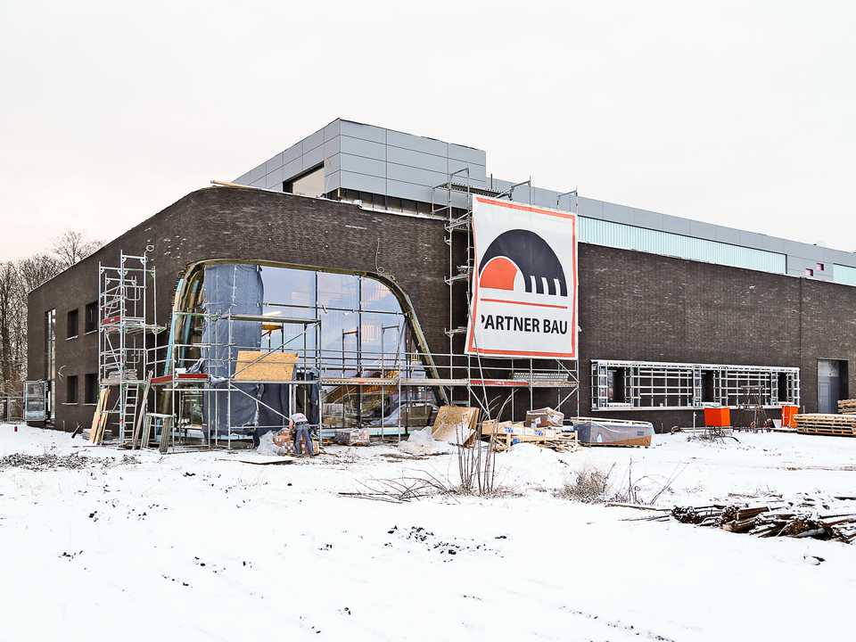 Neue Dampflokwerkstatt Wernigerode: Im Dezember begann die Verkleidung der Fassade und Anfang des Jahres der Einbau der Schienen.
