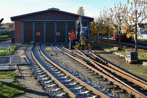 Vor der Wagen­halle in Küh­lungs­born West wurden im Herbst 2020 die Holzschwellen der drei Gleise durch Betonschwellen ersetzt (hier Arbeitstand vom 15. Nov.)