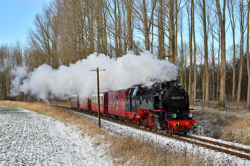 Nach leichtem Schneefall zog die 99 2322-8 am 30. Januar 2021 diesen Zug nach Bad Doberan.
