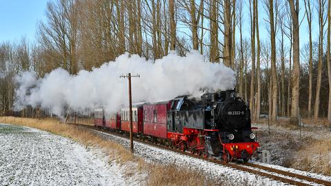 Nach leichtem Schneefall zog die 99 2322-8 am 30. Januar 2021 diesen Zug nach Bad Doberan.