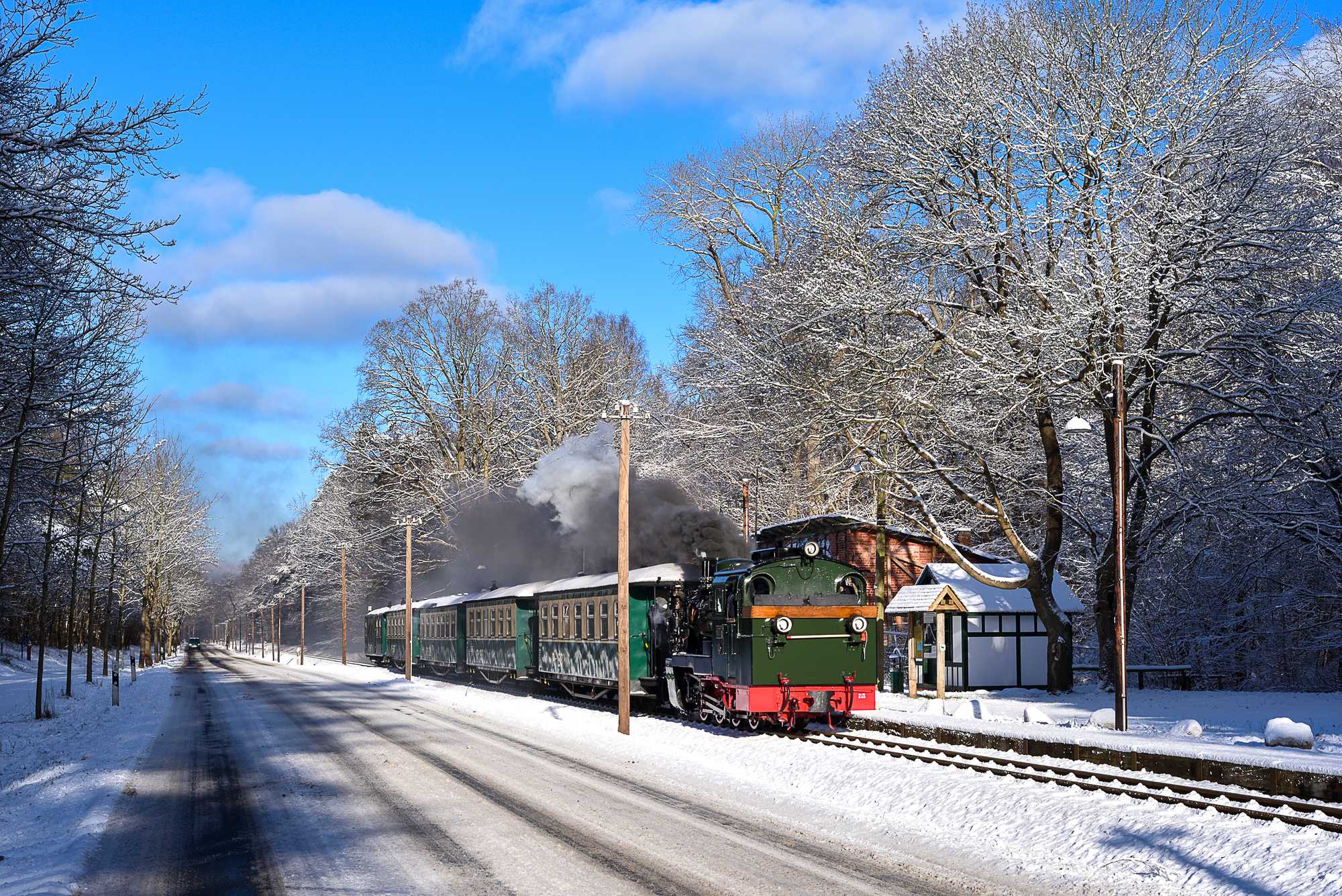 Einen traumhaften Winter gibt es auch auf Deutschlands größter Insel. So fotografierte Thomas Schneider die Lok 53 Mh (99 4633) am 30. Januar 2021 mit ihrem Zug am verschneiten Hp Philippshagen.