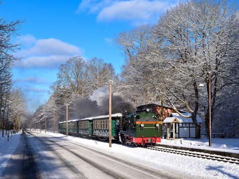 Einen traumhaften Winter gibt es auch auf Deutschlands größter Insel. So fotografierte Thomas Schneider die Lok 53 Mh (99 4633) am 30. Januar 2021 mit ihrem Zug am verschneiten Hp Philippshagen.