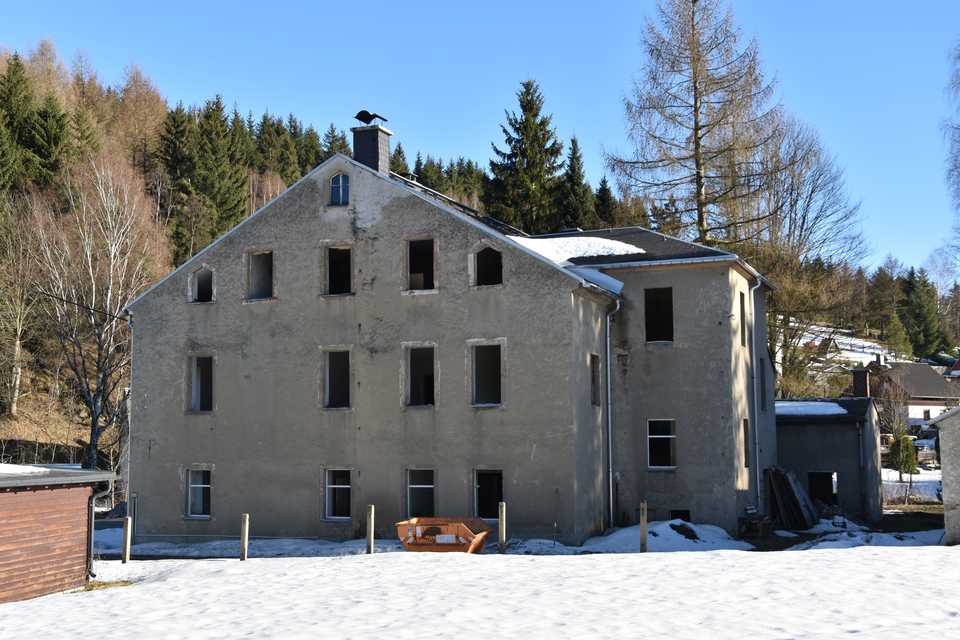 In Jöhstadt gingen im Februar/März die Vorbereitungen für den Abriss des Gebäudes am Dürrenberg 120 weiter.