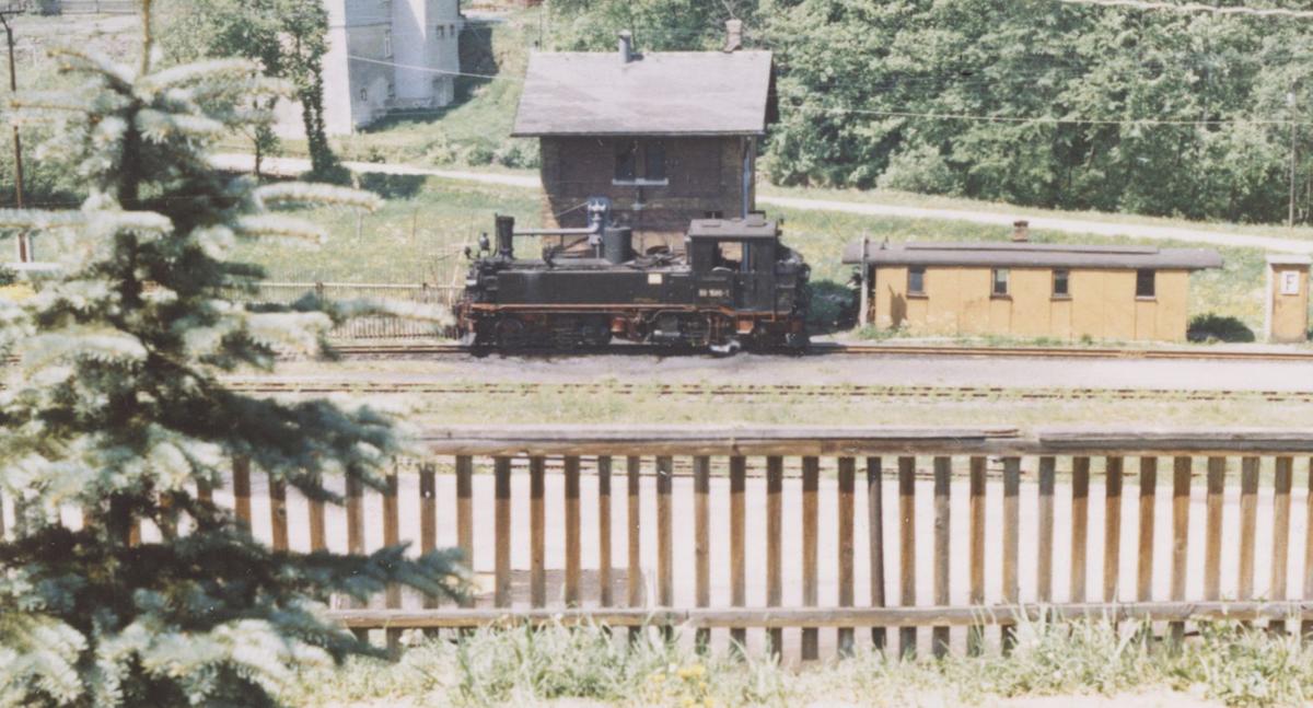 Ein baulich ähnlicher Wagenkasten stand neben dem Wasserhaus in Steinbach. Foto von 1977