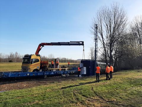 Ein auf einem „Rola-Wagen“ stehender Lkw der PRESS mit Ladearm half dem DSD am 30. März 2021 beim Aufstellen neuer Technik entlang der BSg-Linie.