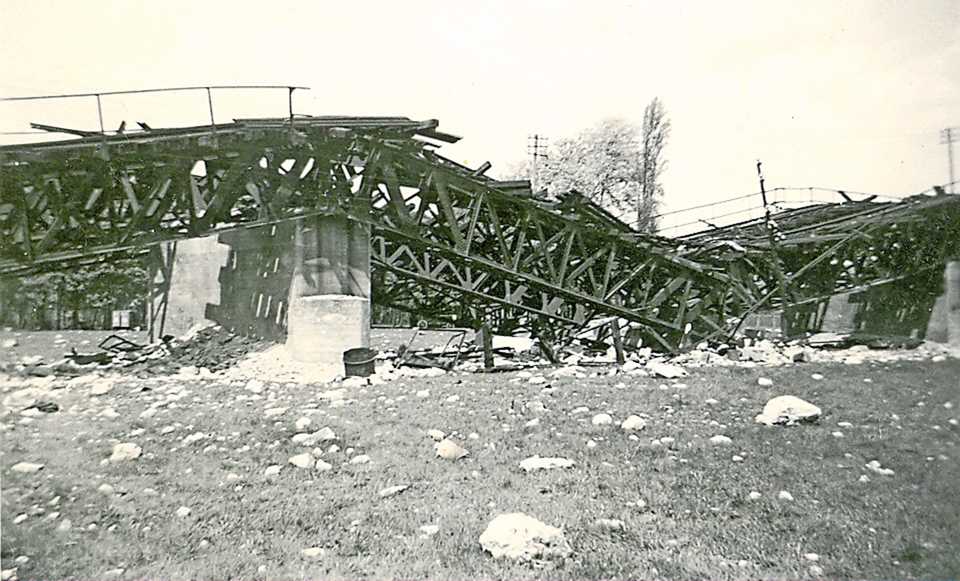 Segmente der von deutschen Soldaten am 16. April 1945 gemäß Führerbefehl gesprengten Brücke über die Mulde und deren Flutbecken.