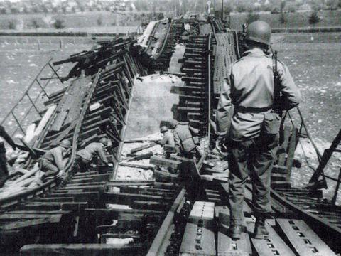 Amerikanische Soldaten 1945 auf der gesprengten Eisenbahnbrücke über die Mulde. Diese hatte die 1837 gebaute erste größere Brücke über einen Fluss in Deutschland ersetzt.