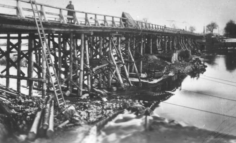 1945 errichtete Behelfsbrücke über die Mulde in Wurzen, gesichert von einem Sowjetsoldaten.