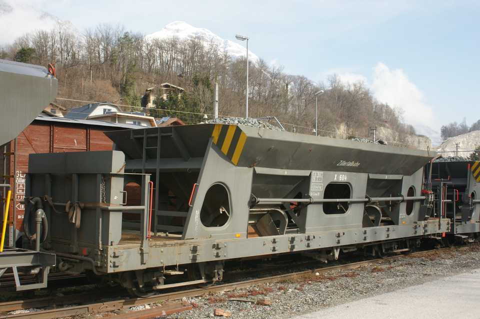 Auch dieses von der Zillertalbahn als Schotterwagen X 604 eingesetzte Fahrzeug stammt im Ursprung aus dem Sauerland. Foto vom 16. März 2016 in Jenbach.