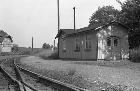 Als Hans-Dieter Rändler am 4. Juni 1971 nach ca. 6 km Fußmarsch die Haltestelle Mauna erreichte, war der Zug nach Lommatzsch gerade abgefahren. Immerhin hatte der Eisenbahnfreund dadurch die Zeit für dieses Porträt des Stationsgebäudes.