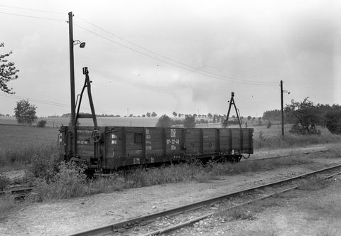 Der im Jahr 1911 gebaute Güterwagen 97-22-48 war offiziell per 26. November 1970 abgestellt worden – für eine erneute Aufarbeitung war er mangels Bedarf nicht vorgesehen, zu einer Verschrottung kam es aber auch nicht so schnell. Daher fotografierten zahlreiche Eisenbahnfreunde den in Löthain abgestellten OOw – so auch Autor Hans-Dieter Rändler.