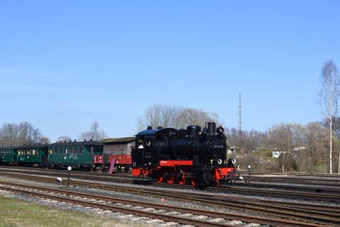 Als die einst von der RüKB beschaffte Lok 99 4632 am 30. März 2021 in Putbus rangierte, waren die viele Jahre den Hintergrund dieser Ansicht prägenden Bäume bereits gefällt.