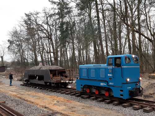 Am 18. März 2021 erreichte der erste Zug den in den Tagen zuvor gebauten Bahnhof Magdeburgerforth Mitte. Es handelte sich um einen Arbeitszug, gebildet aus der vereinseigenen Diesellok 199 042-3 und dem von der Museumsbahn Schönheide geliehenen Schotterwagen.