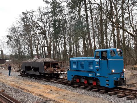Am 18. März 2021 erreichte der erste Zug den in den Tagen zuvor gebauten Bahnhof Magdeburgerforth Mitte. Es handelte sich um einen Arbeitszug, gebildet aus der vereinseigenen Diesellok 199 042-3 und dem von der Museumsbahn Schönheide geliehenen Schotterwagen.