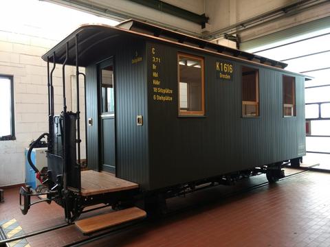 Der Personenwagen „Dresden K1616“ in der Werkstatt der Zittauer Schmalspurbahn.