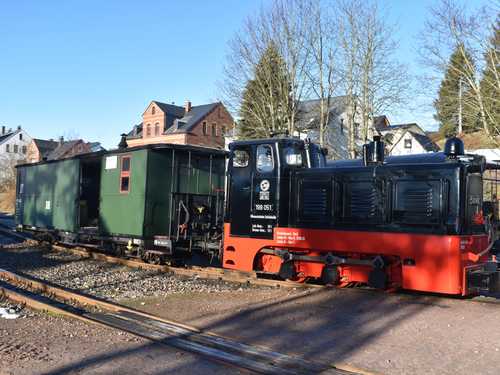 Vor der ersten Streckenkontrollfahrt im Jahr 2021 auf der Museumsbahn Schönheide entstand in Schönheide (Mitte) am 1. März diese Aufnahme des Arbeitszuges. Er war aus der im vorigen Jahr aufgearbeiteten Diesellok 199 051 und dem Gepäckwagen 974-320 gebildet.