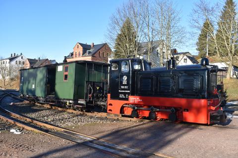Vor der ersten Streckenkontrollfahrt im Jahr 2021 auf der Museumsbahn Schönheide entstand in Schönheide (Mitte) am 1. März diese Aufnahme des Arbeitszuges. Er war aus der im vorigen Jahr aufgearbeiteten Diesellok 199 051 und dem Gepäckwagen 974-320 gebildet.