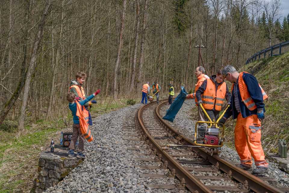Beim Arbeitseinsatz am 8. Mai 2021 wurden vom Hp Andreas-Gegentrum-Stolln aus die Vorschraubungen der Gleise geprüft und nachgezogen – Jaroslav Konvář war auch mit seiner Kamera dabei.