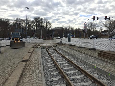 Die Gleisbaustelle an der B105 in Bad Doberan am 18. März 2021 – hier waren die Gleistragplatten neu zu legen, die sich zuvor spürbar abgesenkt hatten.