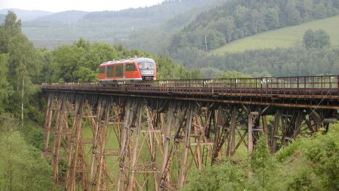 Im Mai 2002 zeigte sich das Markersbacher Viadukt noch in einem eher trostlosen Zustand, der Grund zur Sorge über den Fortbestand der Befahrbarkeit der Strecke bot.