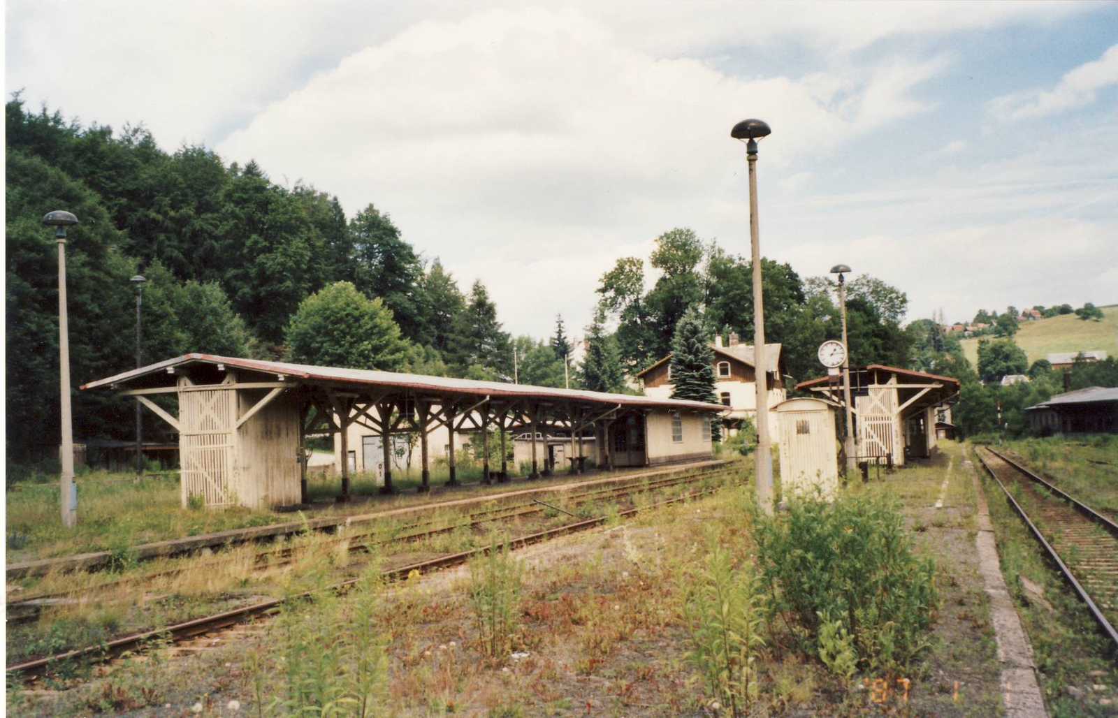 Keinesfalls einladend zeigte sich der Bahnhof Annaberg-Buchholz Süd im Sommer 2003.