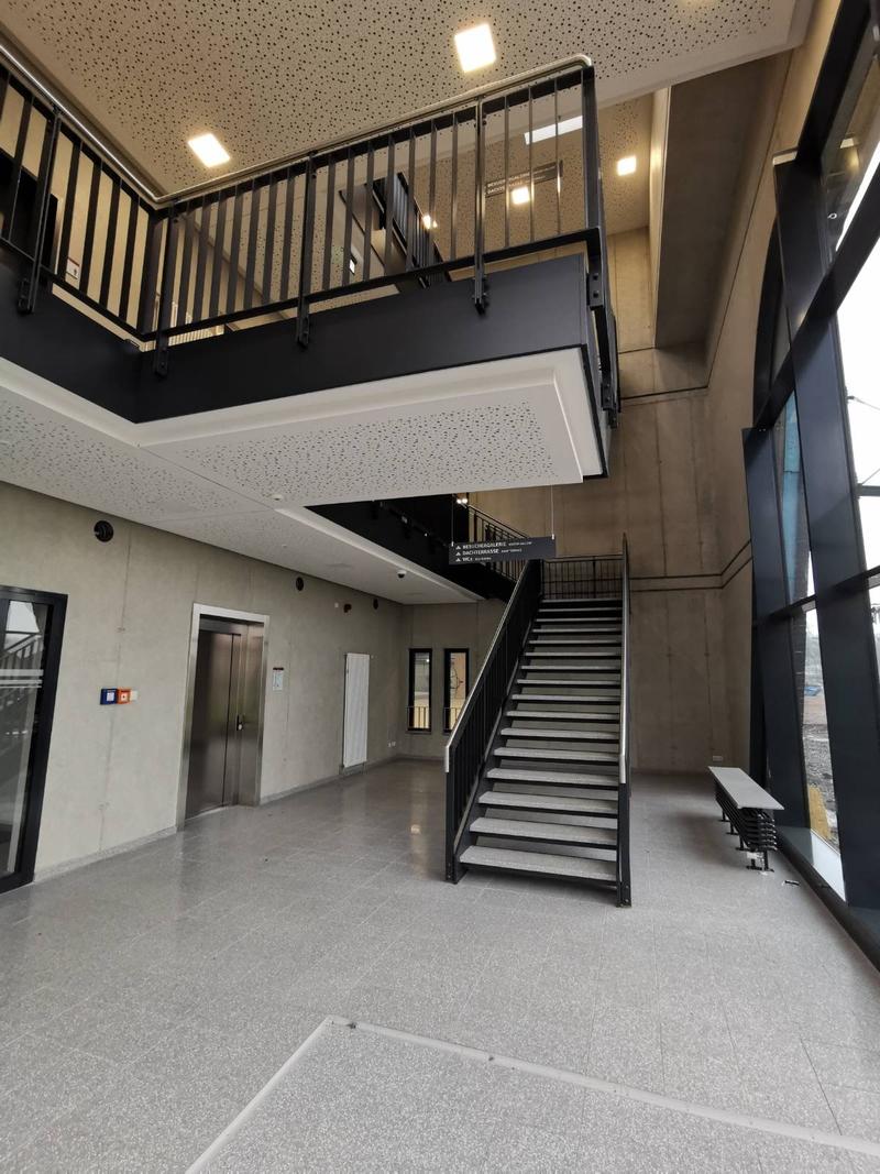 Über dieses Treppenhaus gelangen die Besucher zur Besucherempore und zu den Aussichtsplattformen. Die Mitarbeiter der HSB gehen über einen separaten Eingang in die Sozial- und Büroräume.