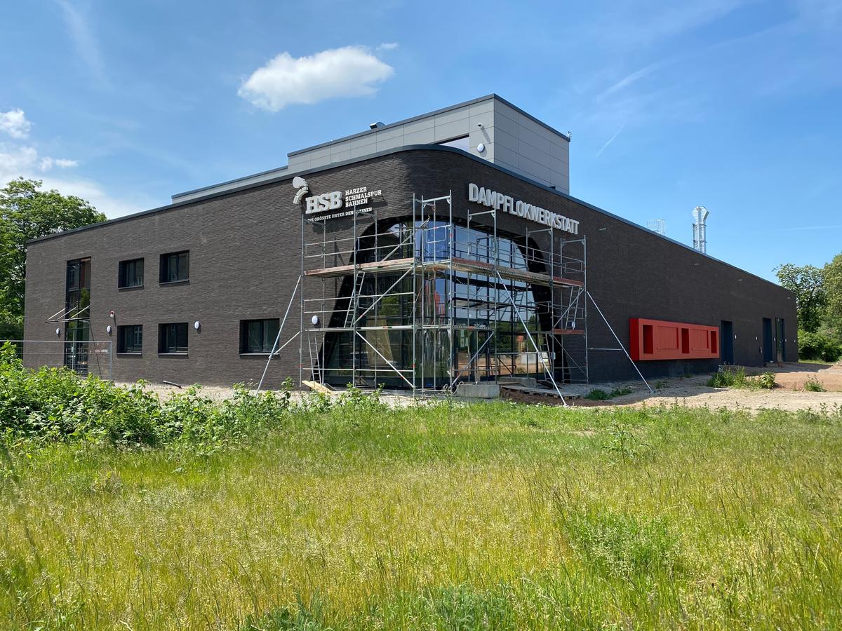 Das mit einer Glasfront versehene Atrium der neuen Dampflokwerkstatt in Wernigerode am 4. Juni 2021.