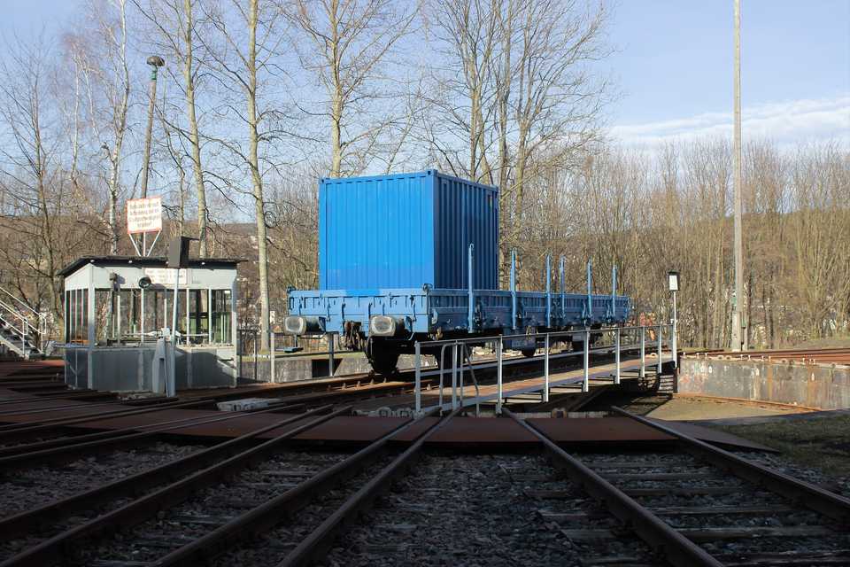 Dieser vom „Smart Rail Connectivity Campus“ (SRCC) genutzte Arbeitszugwagen wurde am 29. März 2021 im Eisenbahnmuseum Schwarzenberg vom VSE abends gedreht.